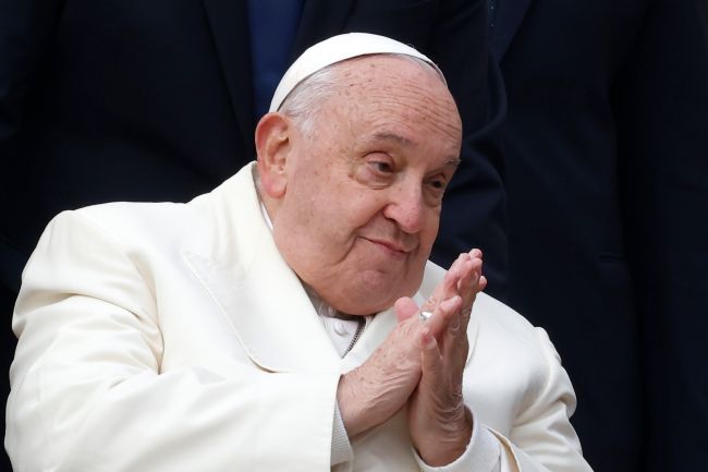 Påven Franciskus återvänder till Vatikanen efter livshotande lunginflammation
