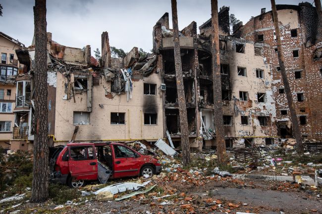 Ryssland kan komma att erbjuda 300 miljarder dollar i frysta tillgångar för återuppbyggnad av Ukraina på strikta villkor