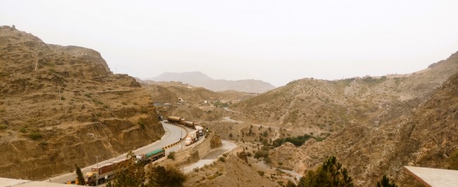 Gränsen mellan Pakistan och Afghanistan exploderar i dödliga sammandrabbningar över natten