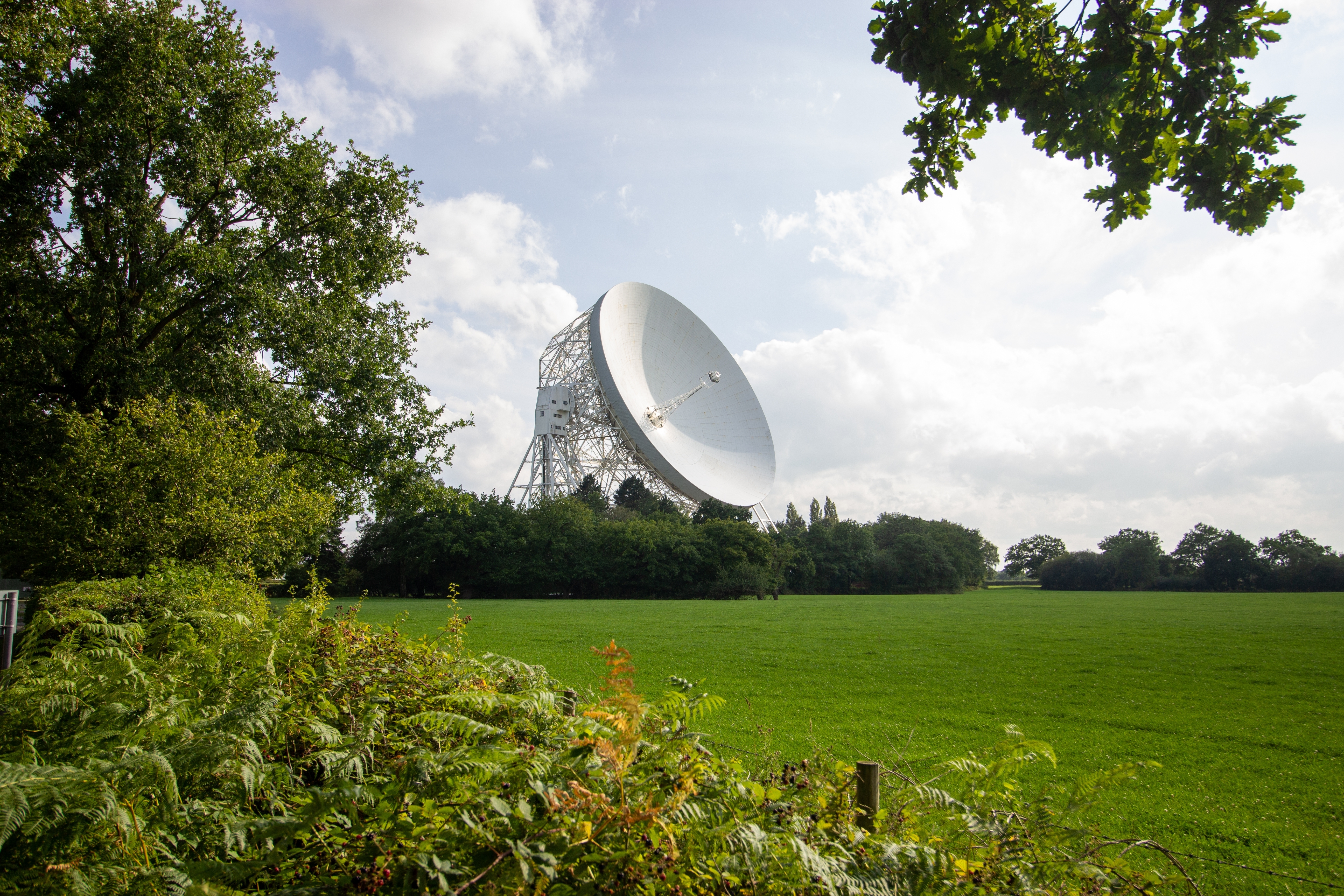 Storbritanniens största teleskop riskerar att stängas ner efter att finansieringen har dragits in