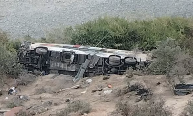 Minst 37 döda efter att passagerarbuss fallit ner i ravin i Peru