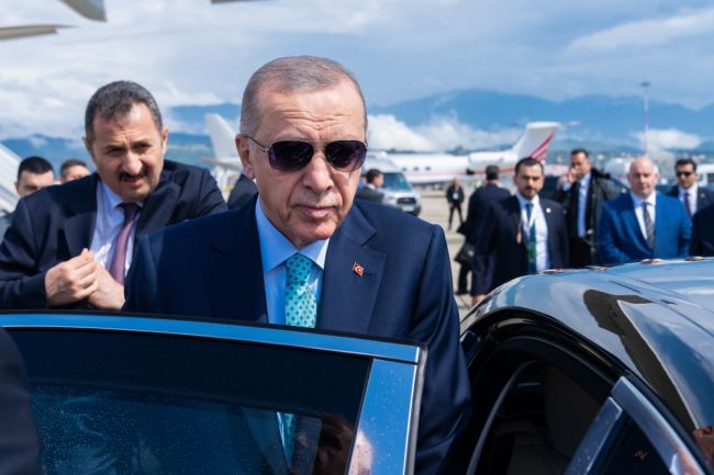 Ryssland pressar på hårda villkor i korta fredssamtal i Istanbul