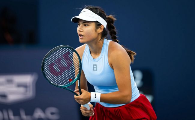 Emma Raducanu drar sig ur Wimbledon i sista stund på grund av en benskada