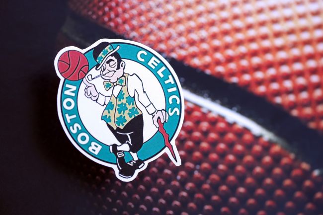 De regerande mästarna Boston Celtics hänger på en skör tråd i NBA-semifinalen