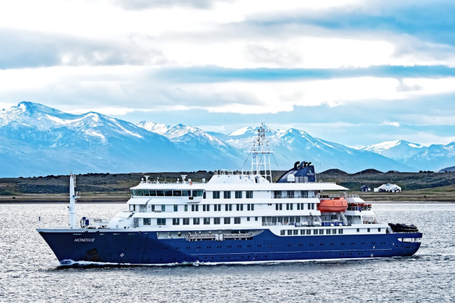 MV Hondius lägger till på Teneriffa och passagerare repatrieras, ingen med hantavirussymptom