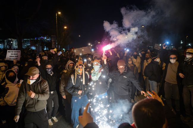 Turkiet griper journalister i samband med växande protester mot fängslandet av Ekrem Imamoglu