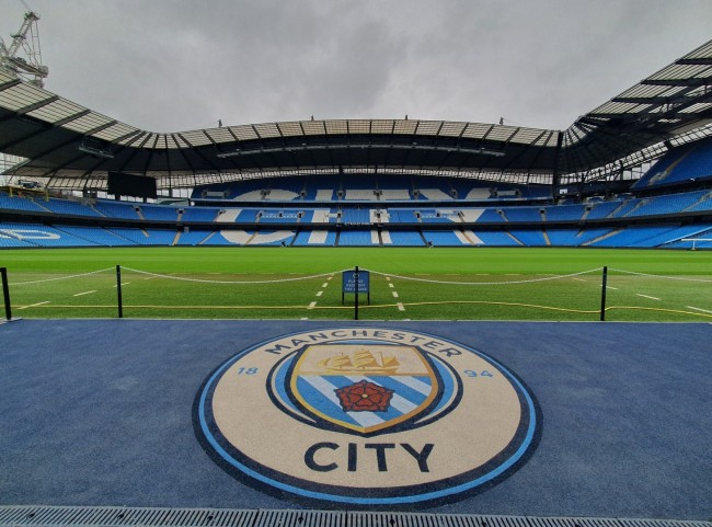 Manchester City spelar äntligen den länge uppskjutna 'matchen i hand' och jagar Arsenal om ligatiteln