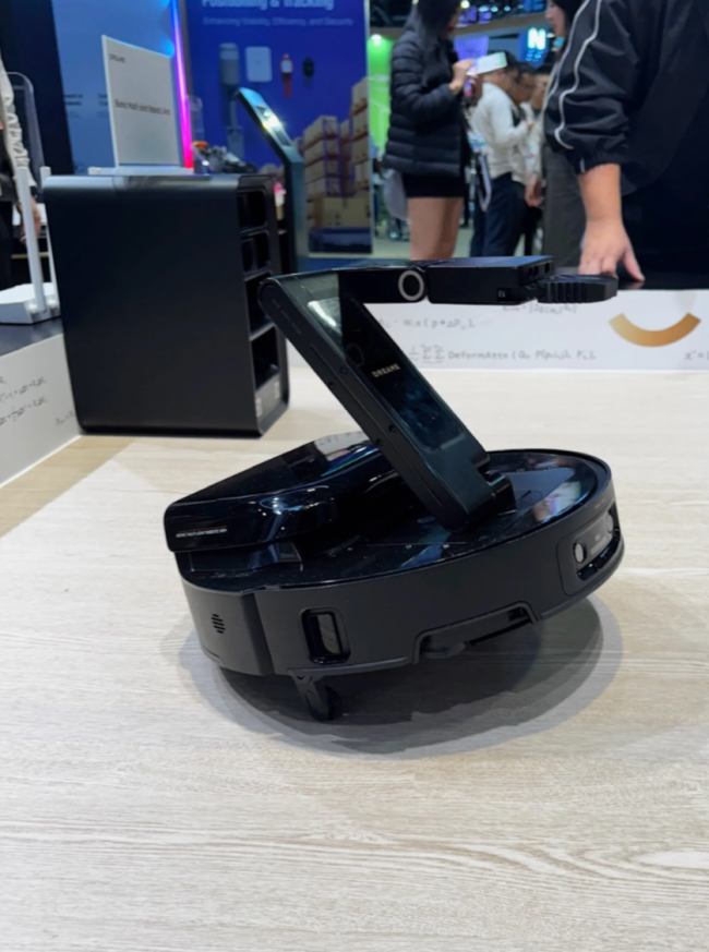 Nu har vi äntligen fått se en robotdammsugare med både armar och ben