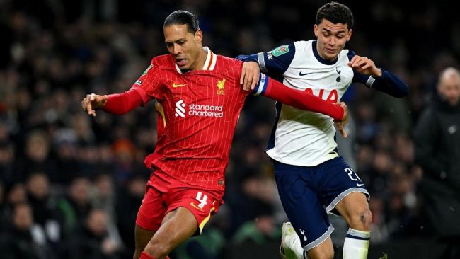 Liverpool och Arsenal leder Premier League, men båda föll i den första matchen i Carabao Cup-semifinalen