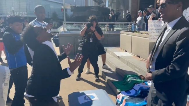 Dallas Mavericks-fans tog med sig en kista till arenan för att protestera mot Luka Dončić-trejden