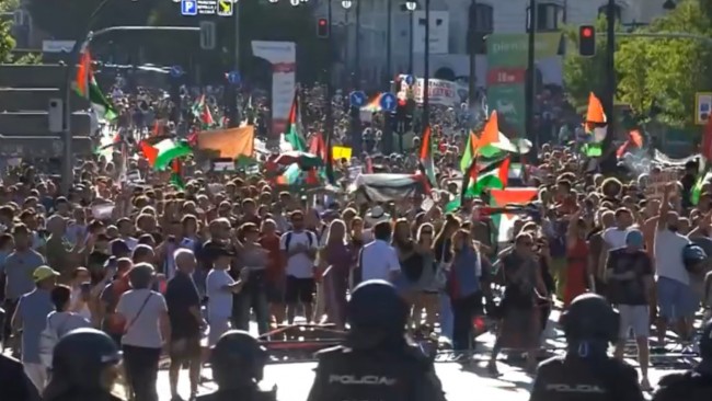 Pro-palestinska demonstranter invaderar Madrids gator och stoppar La Vuelta a España