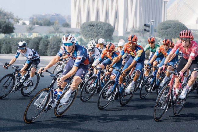 Cyklister klagar på att Abu Dhabi gynnar Tadej Pogacar genom att bygga ett konstgjort berg