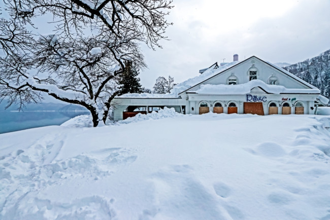 Minst 30 personer döda och omkring 200 skadade efter veckor av kraftigt snöfall i Japan