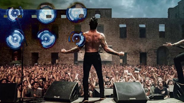 Raised Fist med gråten i halsen