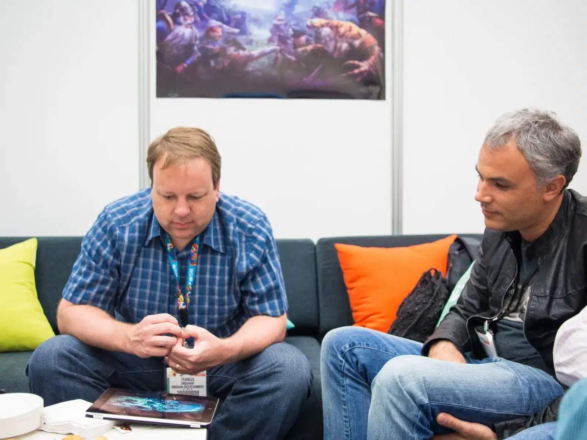 Feargus Urquhart och Sergey Orlovsky sitter i en soffa på E3 2013.
