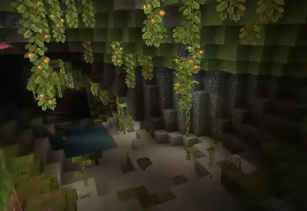 En vy över biomet Lush Caves i Minecraft, med hängande lysbär och grönska.