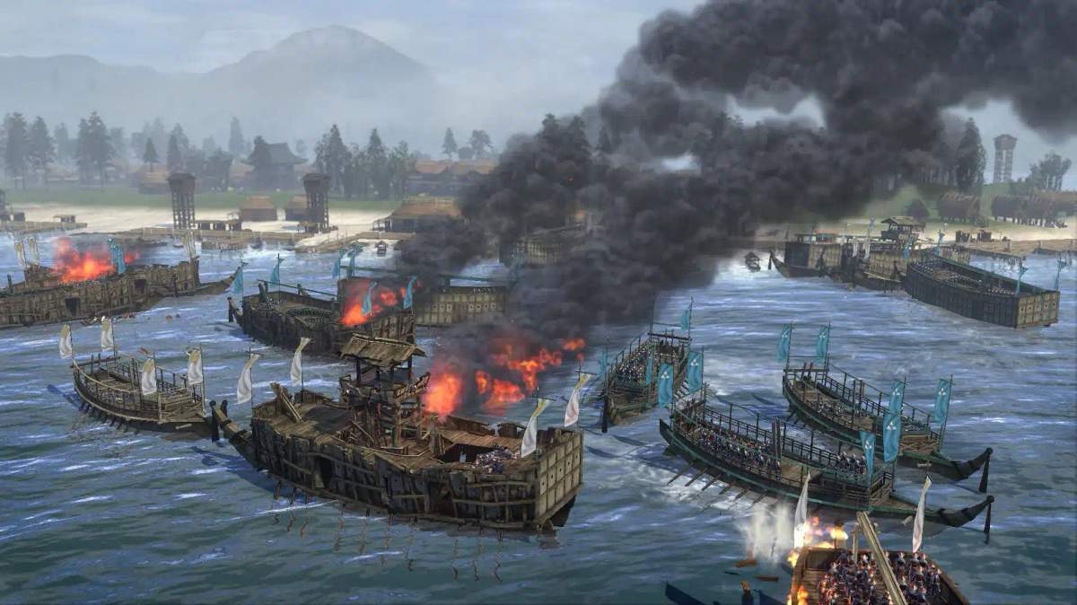 Ett sjöslag i Total War: Shogun 2 med brinnande skepp och soldater i en kustmiljö.